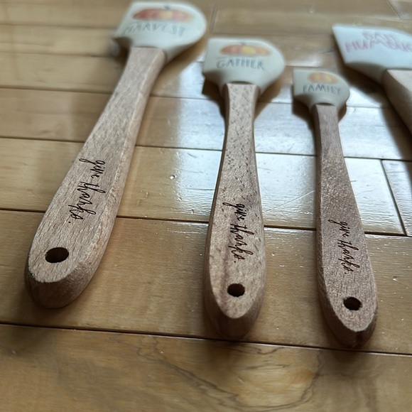 🥄Spatulas by Rae Dunn - Picture 5 of 5